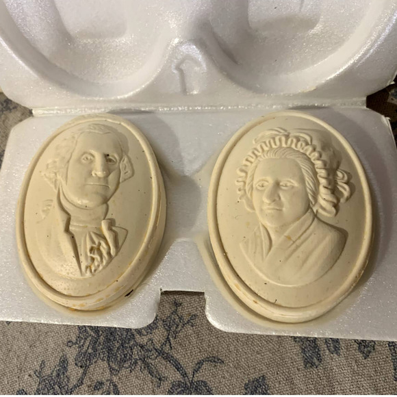 VTG Avon Boxed Set of Mt Vernon Plate and 2 Hostess Soaps - Picture 9 of 13